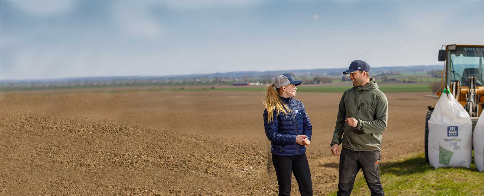 Rådgivande agronom i fält med lantbrukare