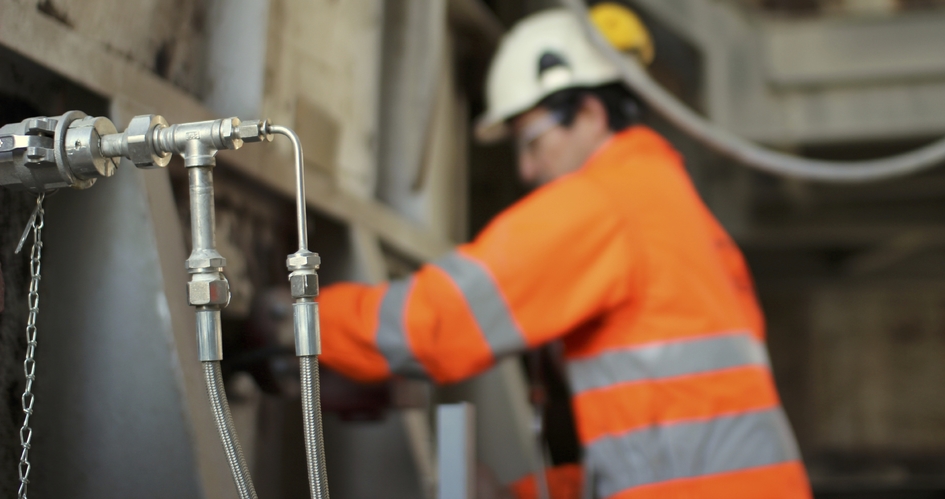 Industriarbetare som jobbar